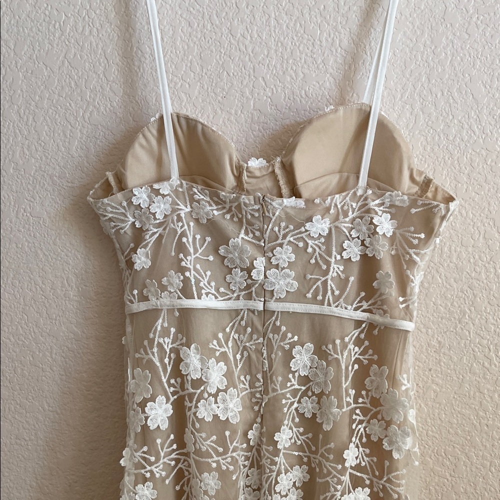 Elegant Floral Dress in Cream and White - Picture 5 of 10